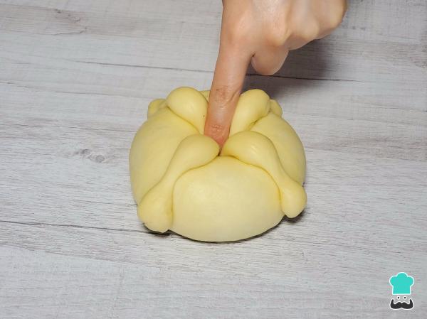 Receta de Pan de muerto relleno de fresas con crema - Paso 5