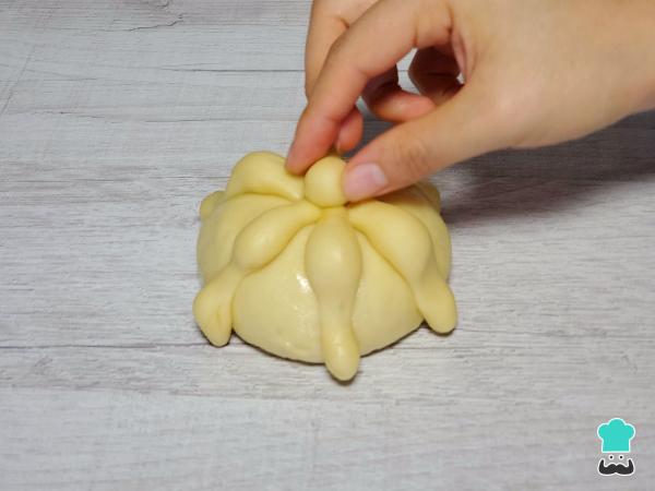 Receta de Pan de muerto relleno de fresas con crema - Paso 6