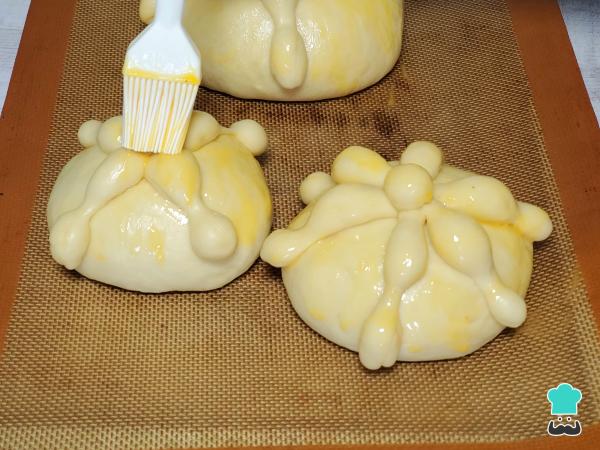 Receta de Pan de muerto relleno de fresas con crema - Paso 7