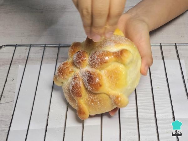 Receta de Pan de muerto relleno de fresas con crema - Paso 8