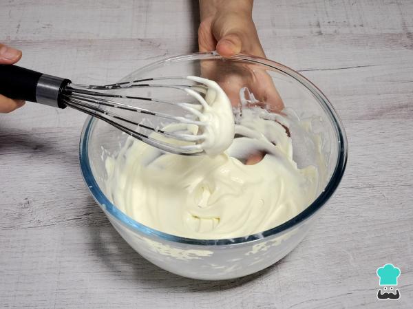 Receta de Pan de muerto relleno de fresas con crema - Paso 9