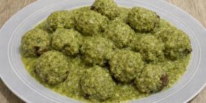 El truco de Anabell Acevedo, madre de familia, para que las albóndigas en salsa verde queden jugosas y con más sabor: "Conviene cocinarlas a fuego medio"