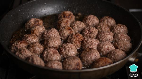 El truco de Anabell Acevedo, madre de familia, para que las albóndigas en salsa verde queden jugosas y con más sabor: "Conviene cocinarlas a fuego medio" - ¿Por qué cocinar las albóndigas a fuego medio marca la diferencia entre estar jugosas o secas?