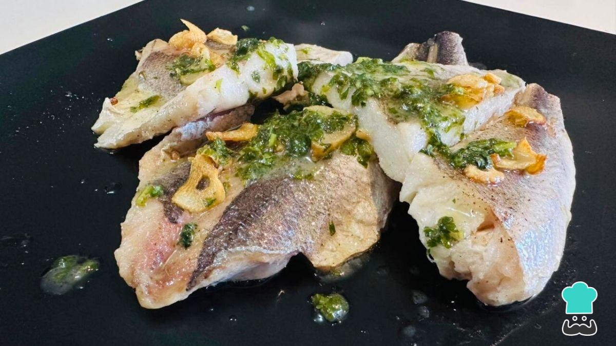 Receta de Merluza a la donostiarra: el paso a paso para que quede tan jugosa como en un asador vasco