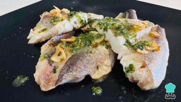 Receta de Merluza a la donostiarra: el paso a paso para que quede tan jugosa como en un asador vasco