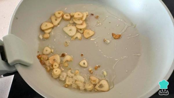 Receta de Merluza a la donostiarra: el paso a paso para que quede tan jugosa como en un asador vasco - Paso 2