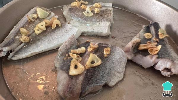 Receta de Merluza a la donostiarra: el paso a paso para que quede tan jugosa como en un asador vasco - Paso 3