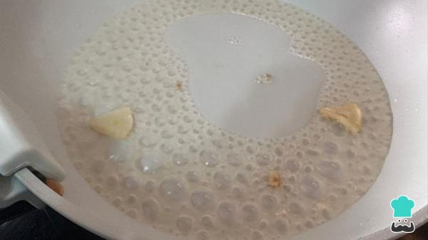 Receta de Merluza a la donostiarra: el paso a paso para que quede tan jugosa como en un asador vasco - Paso 4