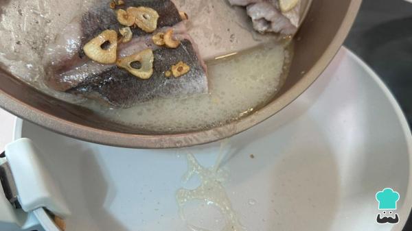 Receta de Merluza a la donostiarra: el paso a paso para que quede tan jugosa como en un asador vasco - Paso 5