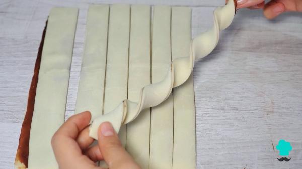 Receta de Rosas de hojaldre y chocolate: el dulce de Sant Jordi que parece de pastelería y puedes hacer en casa - Paso 4