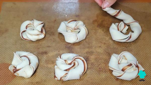 Receta de Rosas de hojaldre y chocolate: el dulce de Sant Jordi que parece de pastelería y puedes hacer en casa - Paso 5