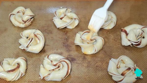 Receta de Rosas de hojaldre y chocolate: el dulce de Sant Jordi que parece de pastelería y puedes hacer en casa - Paso 6