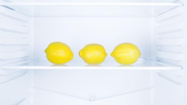 Los expertos coinciden: por qué no hay que guardar los limones sin protección en la nevera (y dónde ponerlos) - Guardar los limones en la nevera sin protección: el error más común