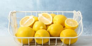 Los expertos coinciden: por qué no hay que guardar los limones sin protección en la nevera (y dónde ponerlos)