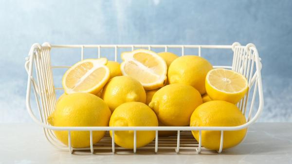 Los expertos coinciden: por qué no hay que guardar los limones sin protección en la nevera (y dónde ponerlos)