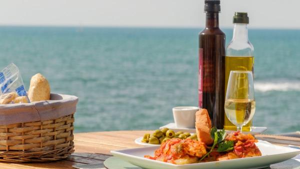 ¿Se puede comer saludable en un chiringuito? Los 17 platos que una nutricionista sí recomienda pedir - Los 17 platos que la nutricionista María de Lluc recomienda pedir este verano