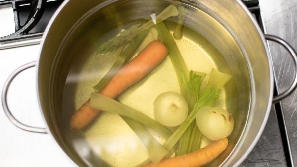 Los cocineros coinciden: “El caldo de verduras mejora mucho si asas o pochas las verduras y no lo hierves durante horas” - Por qué hervir las verduras durante horas no mejora el sabor del caldo