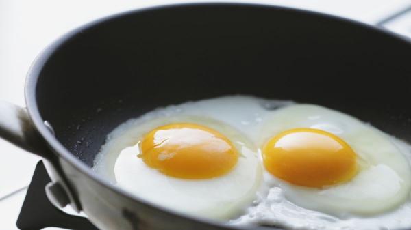 Los cocineros coinciden: “Para que los huevos fritos queden más jugosos y ligeros, no uses tanto aceite y añade unas gotas de agua” - Cómo preparar huevos con agua para que queden más jugosos
