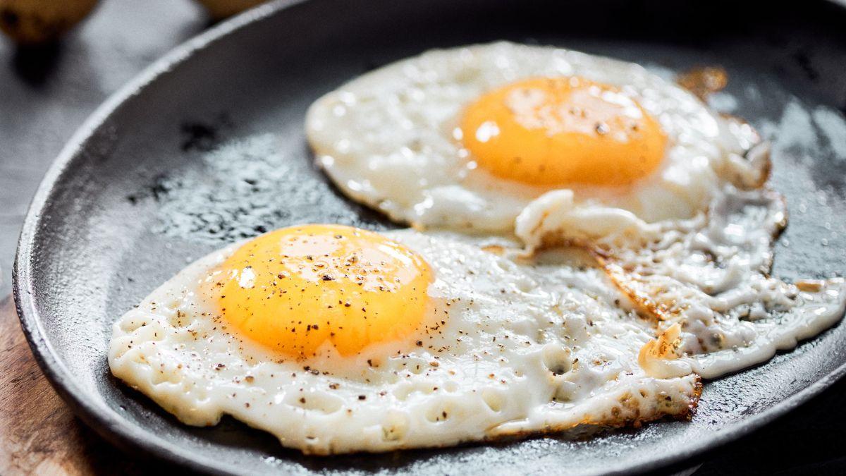 Los cocineros coinciden: “Para que los huevos fritos queden más jugosos y ligeros, no uses tanto aceite y añade unas gotas de agua”