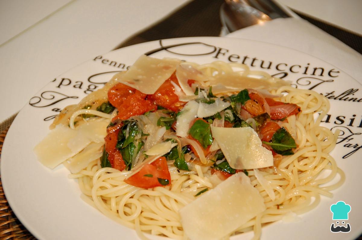 Receta de Espaguetis con tomate natural y albahaca