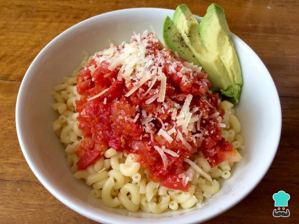 Receta de Macarrones con salsa de laurel