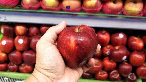 El 85% de las manzanas en Europa contiene varios pesticidas a la vez: el estudio que ha encendido las alertas