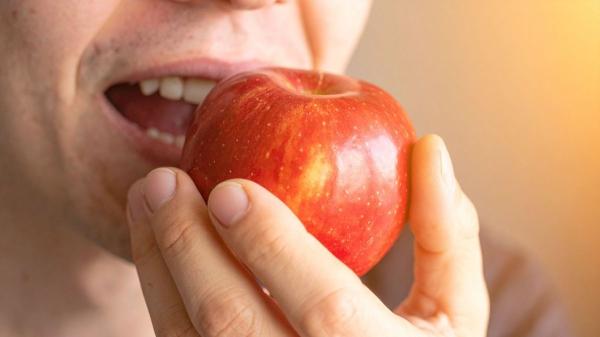 El 85% de las manzanas en Europa contiene varios pesticidas a la vez: el estudio que ha encendido las alertas - ¿Qué recomiendan los expertos al consumir fruta?