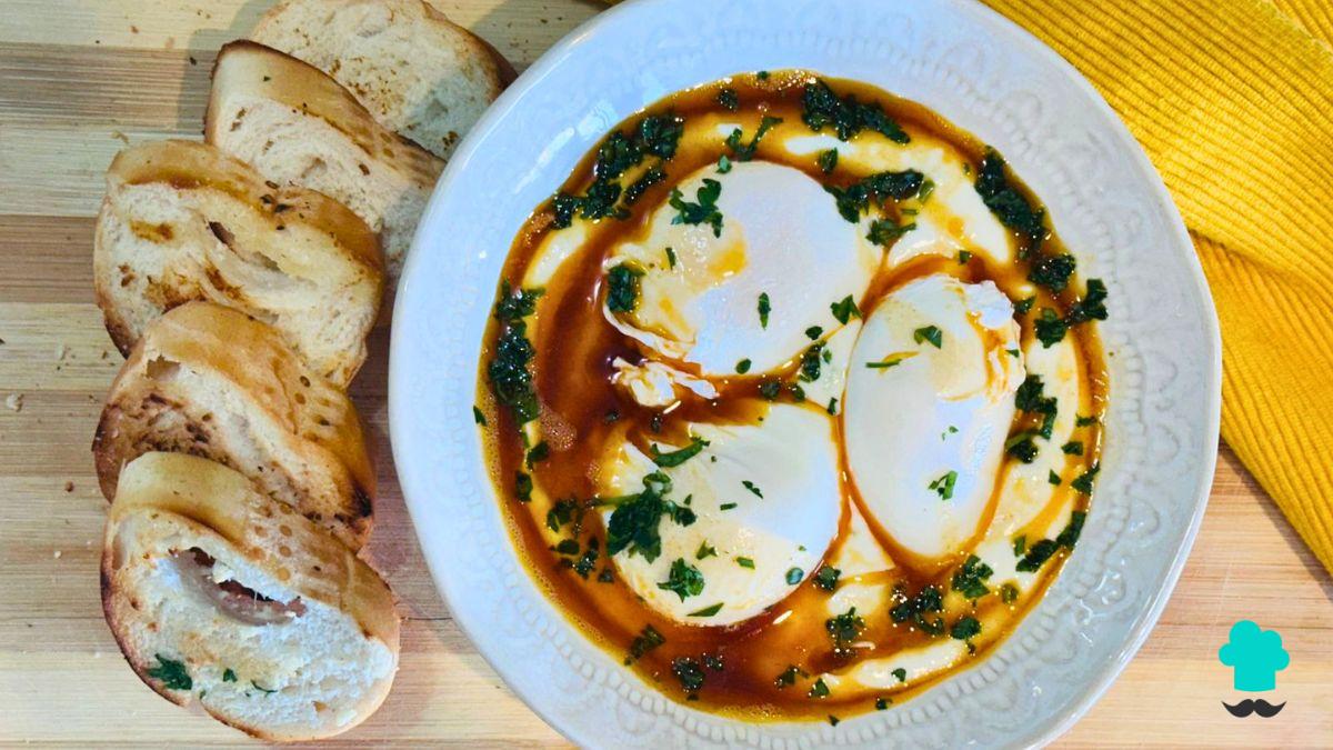 Receta de Huevos turcos: el plato tradicional tan cremoso que no podrás dejar de mojar pan