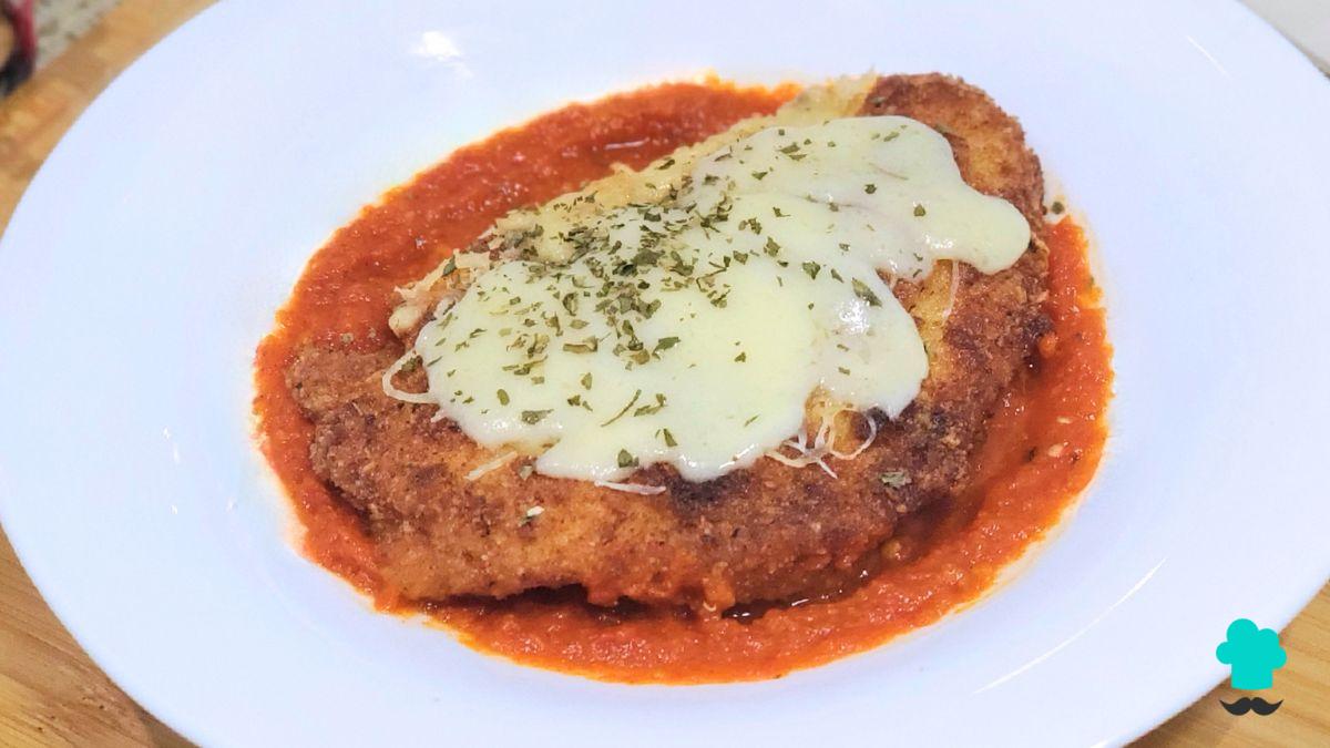Receta de Pollo a la parmesana: crujiente por fuera, jugoso por dentro y con mucho queso fundido