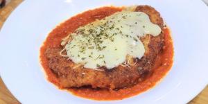 Receta de Pollo a la parmesana: crujiente por fuera, jugoso por dentro y con mucho queso fundido
