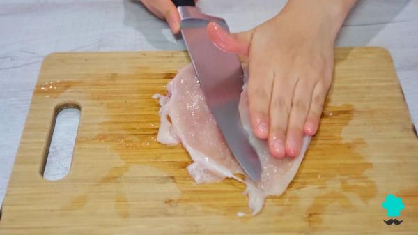Receta de Pollo a la parmesana: crujiente por fuera, jugoso por dentro y con mucho queso fundido - Paso 2