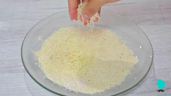 Receta de Pollo a la parmesana: crujiente por fuera, jugoso por dentro y con mucho queso fundido - Paso 3