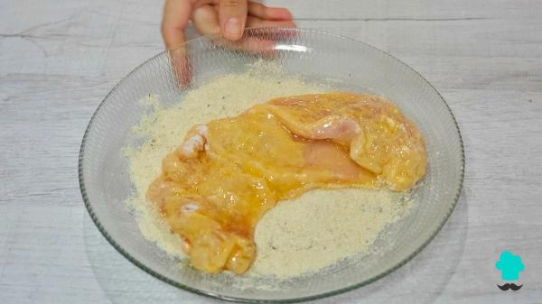 Receta de Pollo a la parmesana: crujiente por fuera, jugoso por dentro y con mucho queso fundido - Paso 6