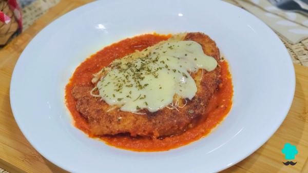 Receta de Pollo a la parmesana: crujiente por fuera, jugoso por dentro y con mucho queso fundido - Paso 9