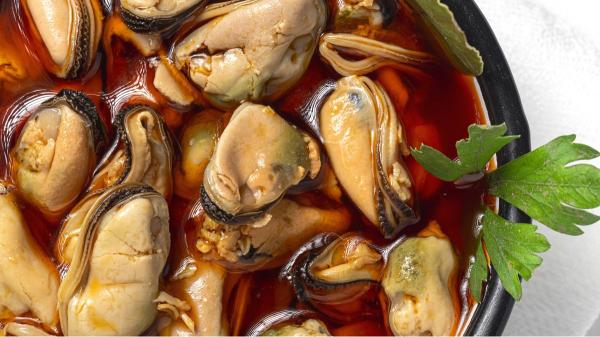 Rubén Martínez, chef: “El aperitivo más elegante del verano se hace con 1 lata de mejillones, parmesano y tomate seco” - Una combinación sorprendente que convierte una conserva en un bocado gourmet