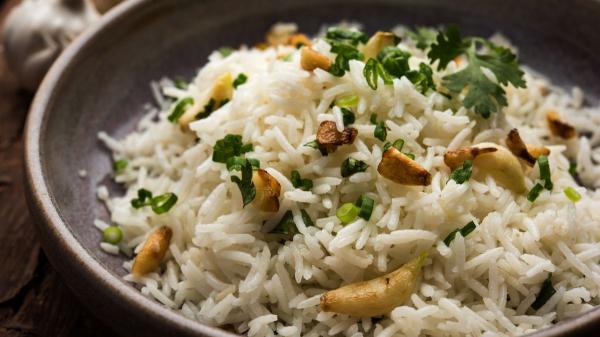 Juanjo López, chef: “Para que el arroz blanco tenga más sabor, no uses agua, añade 3 ajos, 2 hojas de laurel y caldo” - El secreto está también en no tocar demasiado el arroz mientras se cocina