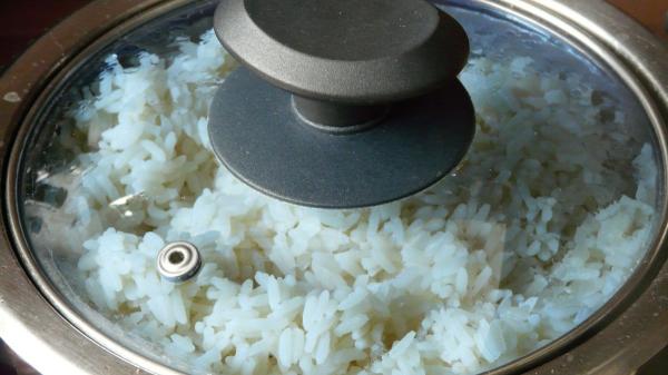 Juanjo López, chef: “Para que el arroz blanco tenga más sabor, no uses agua, añade 3 ajos, 2 hojas de laurel y caldo” - El truco del chef para darle vida y mucho sabor al arroz blanco