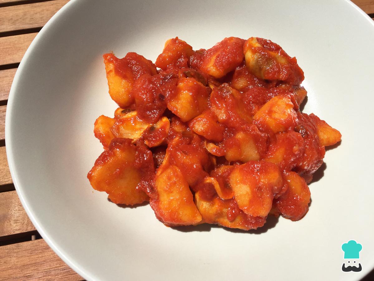 Receta de Patatas cocidas con tomate frito