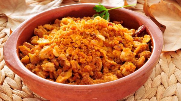 Hace décadas las migas eran un plato humilde para aprovechar el pan duro, ahora se sirven con chorizo, setas, huevo y hasta foie - Dónde comer algunas de las migas más interesantes de España