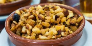 Hace décadas las migas eran un plato humilde para aprovechar el pan duro, ahora se sirven con chorizo, setas, huevo y hasta foie