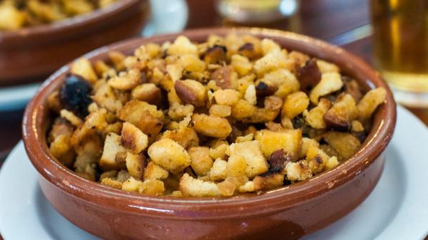 Hace décadas las migas eran un plato humilde para aprovechar el pan duro, ahora se sirven con chorizo, setas, huevo y hasta foie