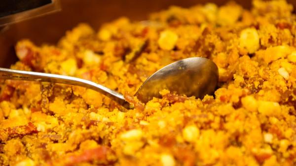 Hace décadas las migas eran un plato humilde para aprovechar el pan duro, ahora se sirven con chorizo, setas, huevo y hasta foie - Las migas nacieron en la cocina de pastores y acabaron llenándose de ingredientes según cada región