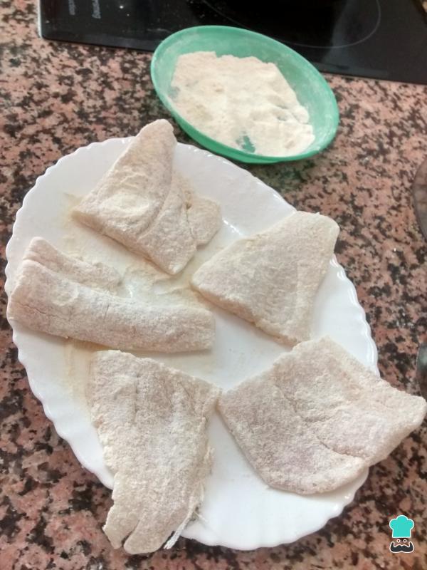 Receta de Merluza rebozada con pimientos - Paso 1