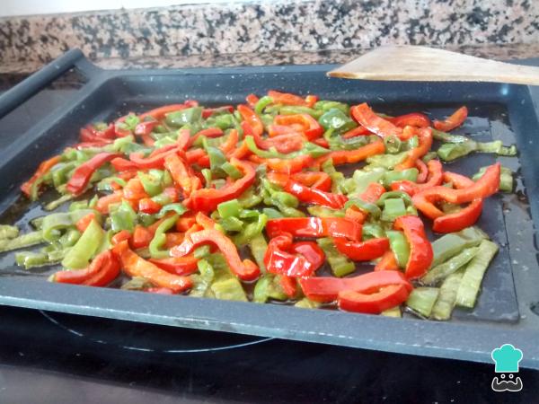 Receta de Merluza rebozada con pimientos - Paso 4