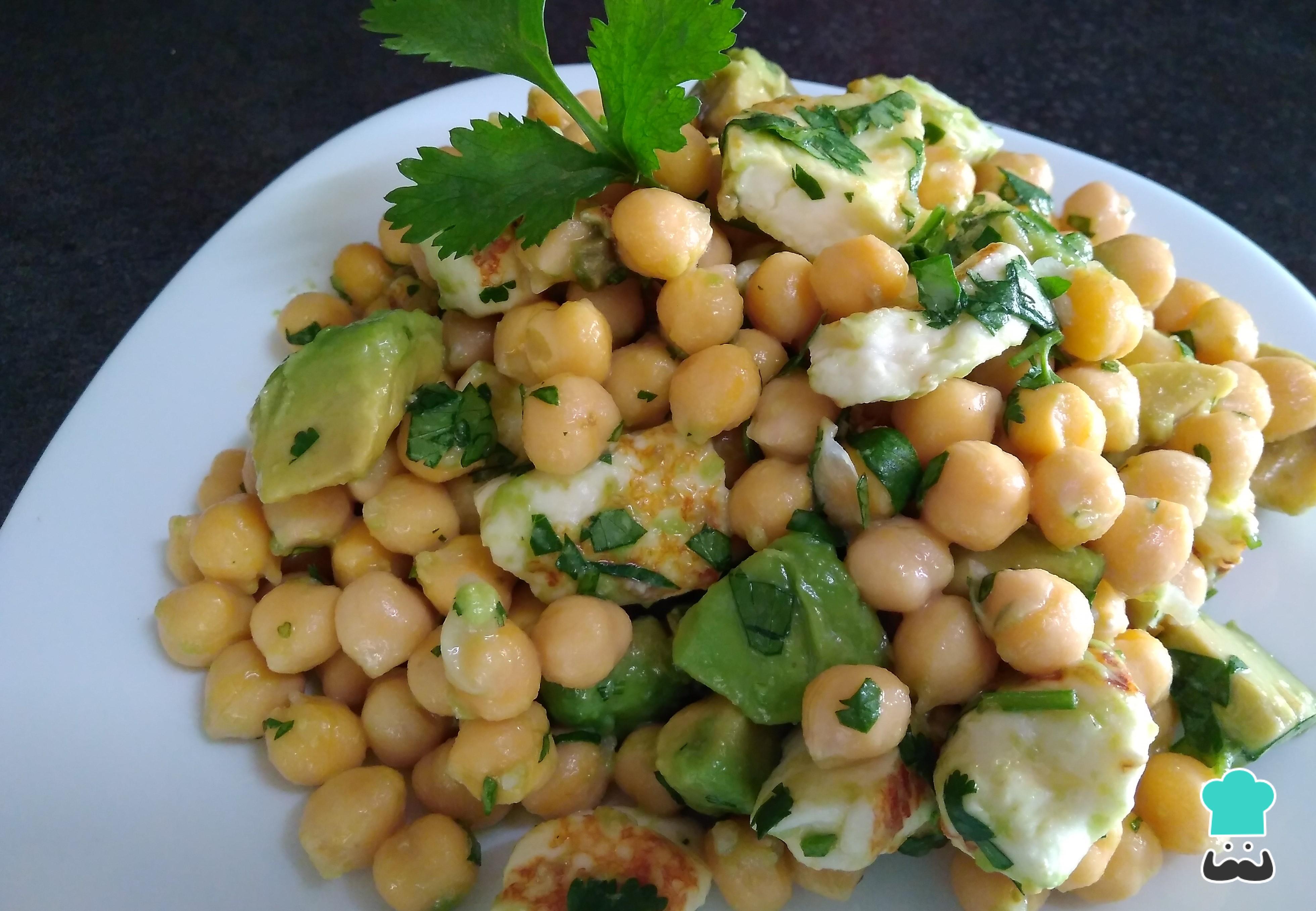 Ensalada de garbanzos con aguacate - Receta FÁCIL