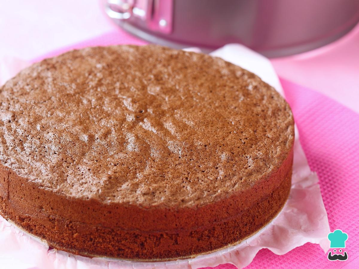 Receta de Bizcocho de chocolate jugoso para tarta fondant