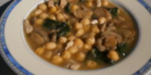 Garbanzos con espinacas pollo y champiñones