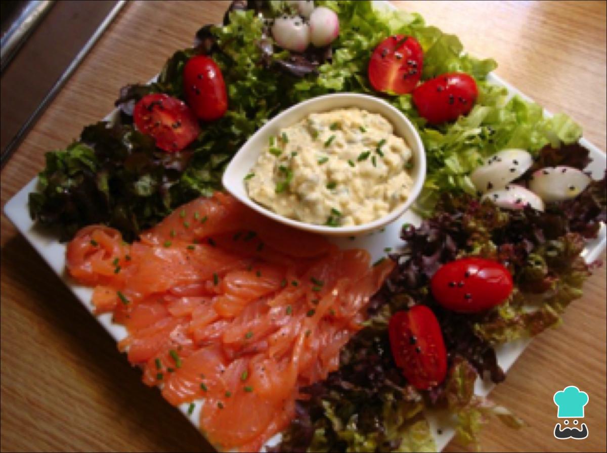 Receta de Salmón ahumado con salsa tártara y alcaparras