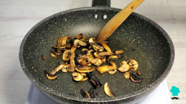 Receta de Crema de champiñones y puerro: fácil, deliciosa y perfecta para una cena ligera y saludable - Paso 3