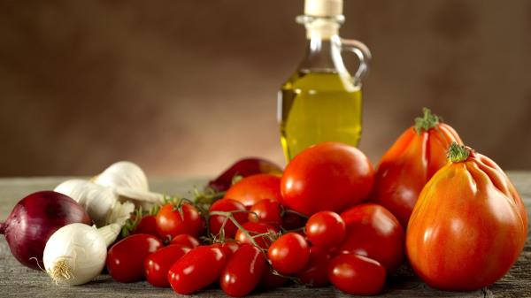 Los andaluces preparan la ensalada perfecta para combatir el calor con tomate, pimiento verde, cebolla, huevo duro y aceite de oliva - Cómo hacer una pipirrana andaluza paso a paso para que quede jugosa y llena de sabor